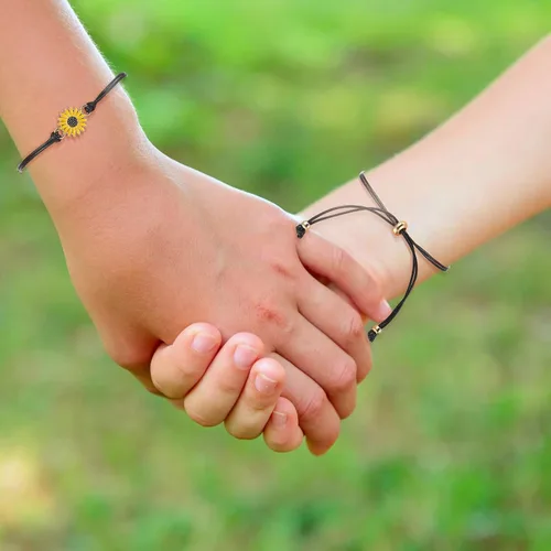 Vista 4 de Hicarer Pulseras de promesa, pulseras de amistad para el regreso a clases, juego de dijes a distancia para amigos, mujeres y niñas, regalo del día