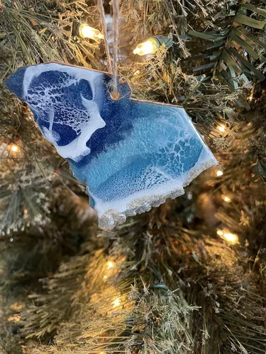 Vista 3 de Adorno navideño de Carolina del Sur, arte de resina hecho a mano es único en su clase, adorno de Navidad estatal con arena real y olas del océano