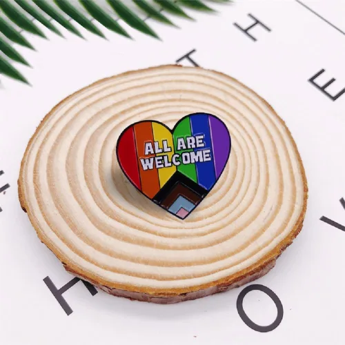 Vista 4 de GuDeKe Pin de orgullo LGBTQ Gay Heart Rainbow esmaltado Pins All Are Welcome Broche Decoración para ropa y bolsas, regalos, Cobre, Sin gemas.