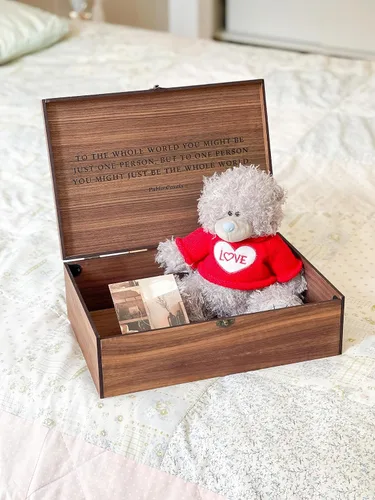 Vista 5 de Caja de madera personalizada con nombre para recuerdos, recuerdo, regalo para él, ella, novio, novia, bebé, niña, hermano, hermana, chico, padrinos