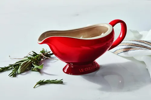 Vista 4 de Le Creuset Heritage - Bote de salsa de cerámica, rojo cereza