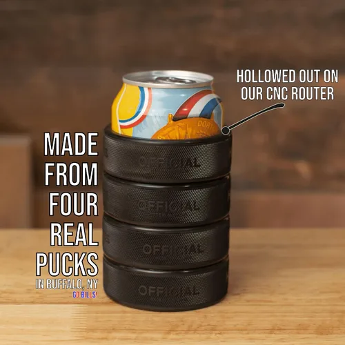 Vista 2 de Enfriador de latas de cerveza hecho de 4 discos de hockey sobre hielo reales, soporte aislado de 12 onzas para regalos de papá de hockey