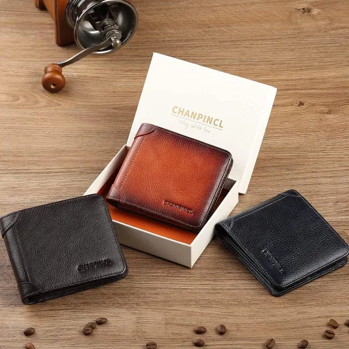 Vista 13 de Billetera de piel triple con bloqueo RFID para hombre con 2 ventanas de identificación, 2 compartimentos para efectivo, 6-8 ranuras para tarjetas