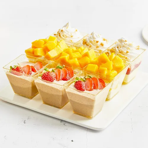 Vista 5 de Mini tazas de postre con purpurina dorada de 3.5 onzas con cucharas, paquete de 50 tazas de postre de plástico dorado para postres pequeños