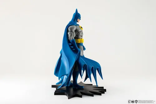 Vista 3 de DC Heroes: Batman (versión clásica) Vista previa Estatua exclusiva a escala 1:8