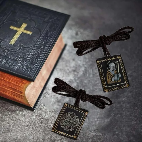 Vista 3 de Collar de Escapulario Rojo de San Benito, paquete de 2, cordón marrón, colgante de medalla católica del Escapulario San Benito con espejo retrovisor