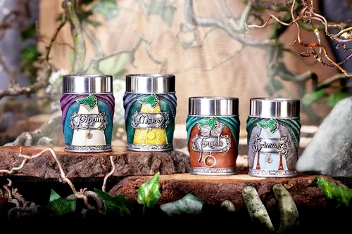 Vista 9 de Nemesis Now El Señor de los Anillos - Juego de 3 vasos de chupito, con Hobbits Frodo, Samwise, Pippin y Merry, coleccionables de resina pintados a