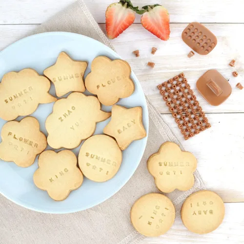 Vista 7 de Juego de 100 cortadores de galletas con letras del alfabeto y números, sellos, prensa, galletas, fondant, decoración de herramientas para hornear