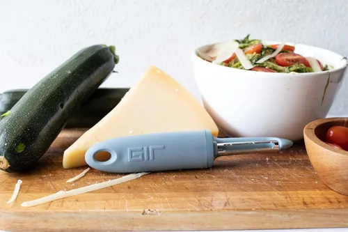 Vista 4 de GIR: Get It Right - Pelador de verduras de acero inoxidable - Mango dentado (7.5 x 1.4 pulgadas) - Pizarra