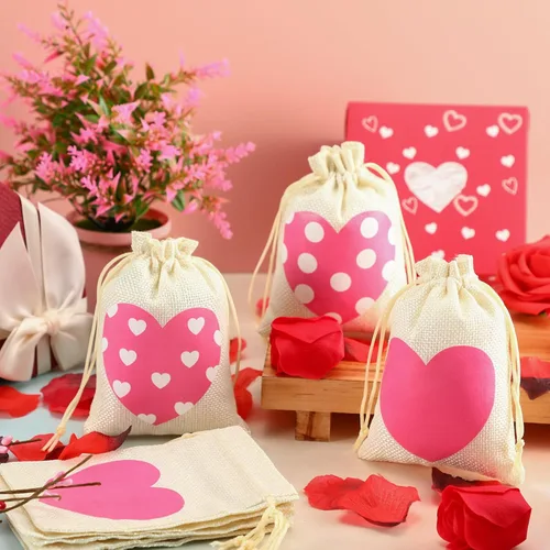 Vista 3 de Crtiin 24 bolsas de regalo de arpillera para el día de San Valentín, bolsas de regalo de lino con cordón de corazón, bolsa de dulces para regalos