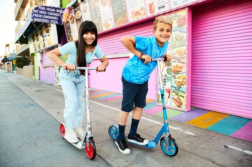 Vista 8 de Razor Patinete A5 Lux Kick para niños de 8 años en adelante, ruedas de uretano de 8 pulgadas, acabado anodizado con colores y gráficos llamativos