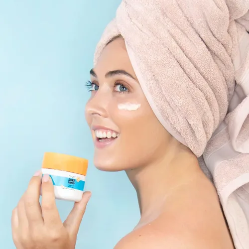 Vista 4 de Elizabeth Mott ¡Sure Thing! Hidratante de vitamina C – Combate arrugas y manchas oscuras, crema hidratante de ceramida en gel – Ligero y no graso