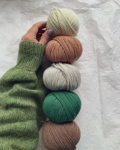 Vista 5 de Estako Wool 98 (paquete de 4 madejas) 100% lana merino superwash lana merino de peso medio suave hilo para tejer y ganchillo (4 x 1.76 onzas)