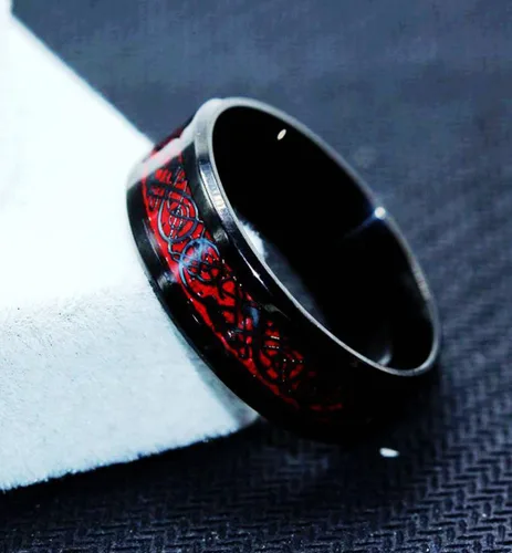 Vista 3 de Anillo de dragón celta negro de fibra de carbono rojo de 0.315 in para hombres biselado banda de boda de bordes