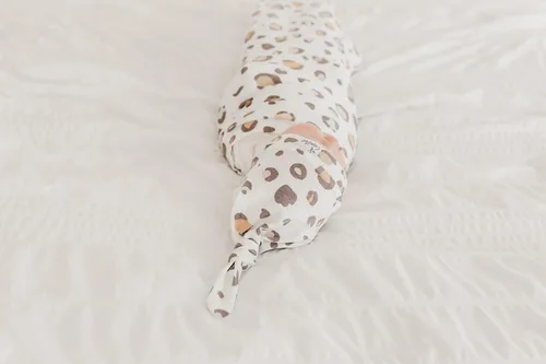Vista 3 de Copper Pearl Gorro de bebé con nudo superior elástico suave Millie