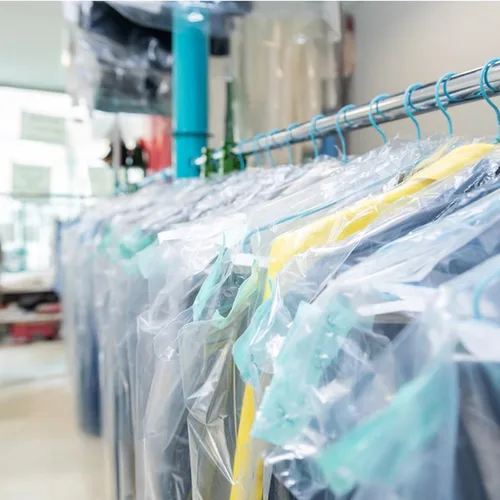 Vista 3 de Paquete de 100 bolsas de plástico para limpieza en seco de 23.6 x 35.4 pulgadas, bolsas de ropa para colgar ropa, cubiertas transparentes