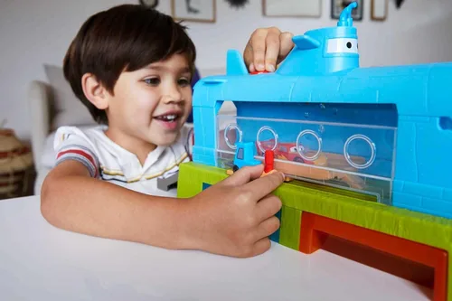 Vista 2 de Mattel Disney y Pixar Cars Toys, Submarine Car Wash Playset con cambio de color Lightning McQueen Toy Car, juego acuático