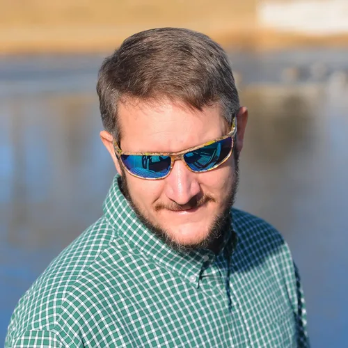 Vista 5 de Gafas de sol polarizadas de camuflaje marrón para hombre, cola blanca, bolsa de microfibra a juego