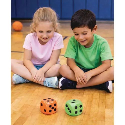 Vista 3 de S&S Worldwide Dados grandes y seguros de 4 pulgadas. Los dados de diferentes colores son ideales para juegos, aulas y clases de PE. Los dados