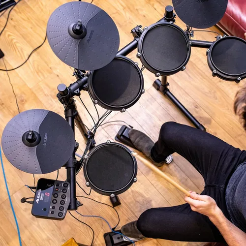 Vista 10 de Kit Alesis Turbo Mesh – Set de batería eléctrica con más de 100 sonidos, almohadillas de tambor de malla silenciosas, baquetas, cables de conexión