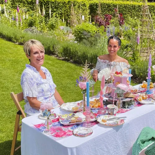 Vista 6 de Set de tazas con manija y plato Truly Alice del Sombrerero Loco de Alicia en el país de las maravillas, en 3 diseños para fiesta de té o cumpleaños