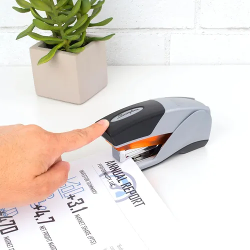 Vista 3 de Swingline Engrapadora, engrapadora de escritorio, tamaño compacto, capacidad de 25 hojas, Optima 25 Esfuerzo reducido, naranja/gris (66412)