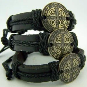 Vista 2 de CB - Pulsera de cuero de San Benito 3 unidades talla S M L tono bronce