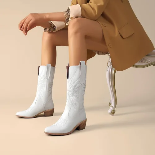 Vista 5 de olomisa Botas vaqueras para mujer, botas metálicas bordadas con punta puntiaguda, tacón grueso, botas vaqueras de media pantorrilla