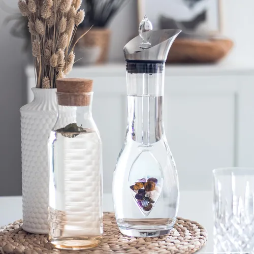 Vista 4 de VitaJuwel Era Five Elements Jarra de agua de cristal con amatista · Calcedonia · Madera petrificada · Cuarzo rosa y ágata Alineación · Puesta a