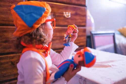 Vista 9 de Disfraz Blippi para niños Blippi disfraz de Halloween y más Incluye sombrero Blippi pajarita tirantes y gafas Blippi Deja que tus hijos se vistan