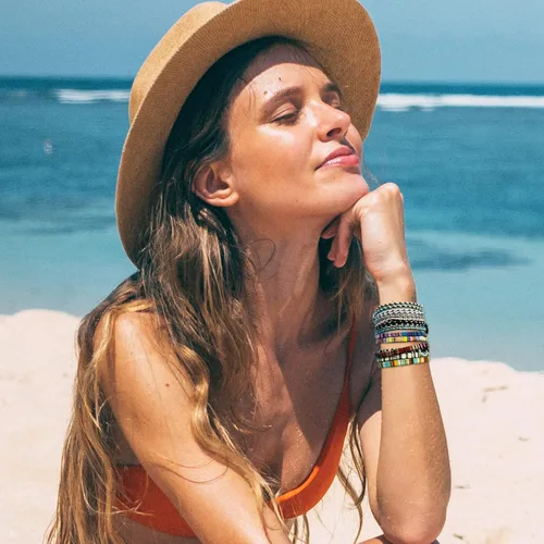 Vista 5 de Pulseras de playa boho surfistas, tobilleras ajustables con cuentas, pulseras trenzadas hippies hechas a mano, impermeables, pulseras de cuerda