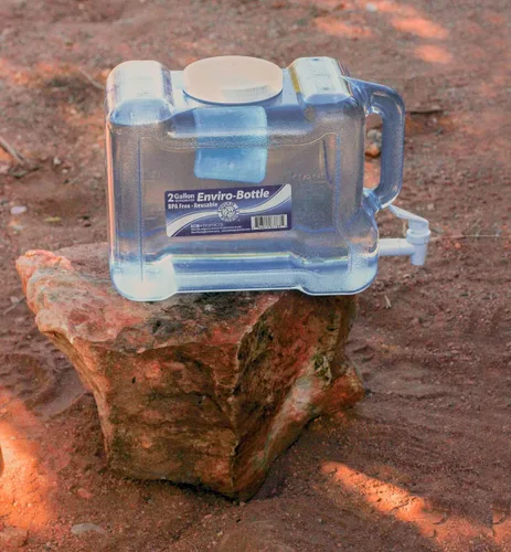 Vista 2 de New Wave Enviro Botella frigorífica de 2 galones sin BpA con espita