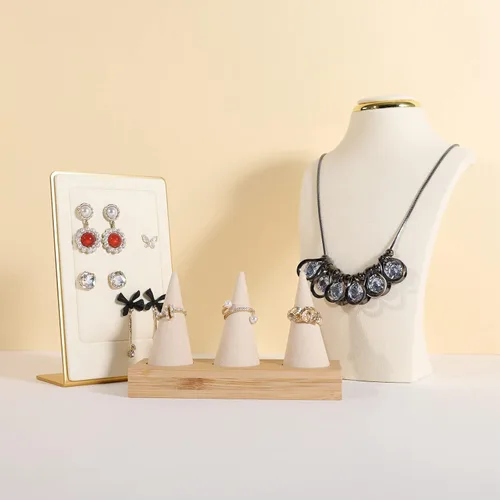 Vista 2 de GemeShou Soporte de anillo de madera blanca, soporte de anillo de terciopelo para joyas, bonito soporte de exhibición de anillos para vender