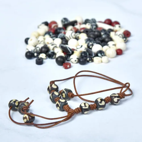 Vista 4 de Surtido de cuentas de hueso talladas a mano para hacer joyas y manualidades, 130 piezas, cuentas naturales africanas y nativas americanas en negro