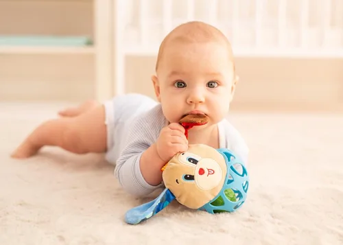 Vista 2 de Balibazoo Puppy Paul Rattle Ball - Juguete sensorial de felpa suave con orejas arrugadas, bola de silicona perforada y sonajero, diseño de fácil