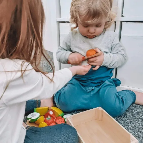 Vista 8 de Bigjigs Toys Caja de madera para cortar frutas con tabla de cortar y cuchillo - Juguetes de comida para jugar
