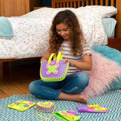Vista 5 de Galt Toys, primer kit de costura para niños, kit de manualidades para aprender a coser DIY, para niños de 5 años en adelante