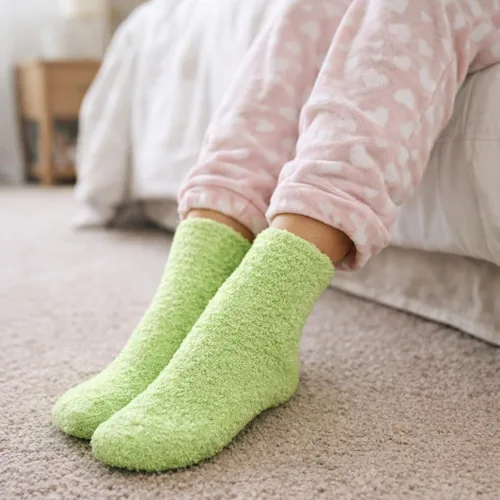 Vista 2 de Winterlace Calcetines peludos, 6 pares para mujer, cálidos, suaves, de microfibra peluda, cómodos, acogedores, paquete a granel Multicolor