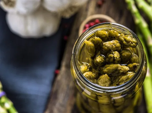 Vista 4 de Lanzas de espárrago en escabeche Green Jay Gourmet en frasco - Vegetales frescos en escabeche envasados a mano para cocinar y despensa – Espárragos