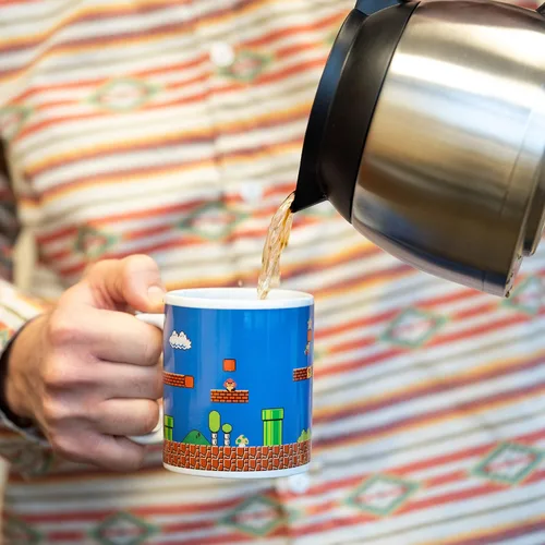 Vista 2 de Taza de super Mario Bros Paladone, taza que cambia con calor, edición de coleccionistas