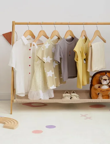 Vista 2 de StorageWorks Perchas para bebé, paquete de 20 unidades, organizador de ropa de madera de arce para niños, colgador de madera con barra para Beige