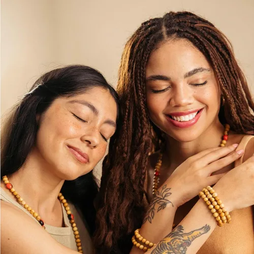 Vista 2 de Luna Sundara Pulsera Palo Santo y Huayruro hecha a mano en Perú altamente aromática y espiritualmente limpiadora