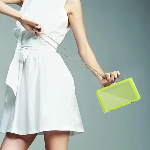 Vista 6 de WJCD - Bolso de mano de acrílico transparente para mujer, bolso de hombro con correa de cadena de dorada desmontable