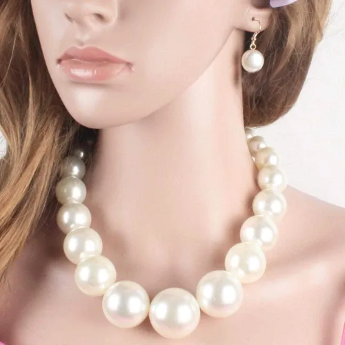 Vista 4 de Daimay Gargantilla grande de perlas simuladas para mujer, collar de perlas de imitación de cristal de 19 pulgadas, collar de pulsera y aretes, juego