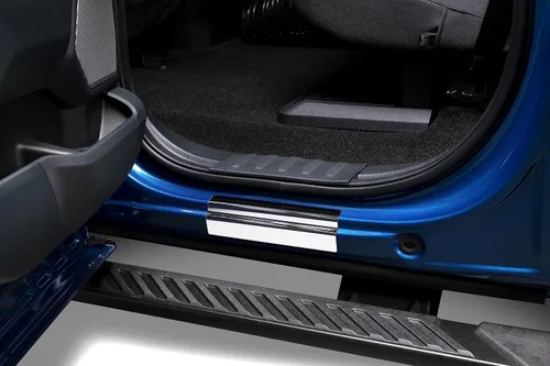 Vista 2 de Putco Kit de placas de umbral de puerta de acero inoxidable con logotipo Super Duty - Compatible con Ford F250/F350/F450/F550 Crew Cab 2023-2025
