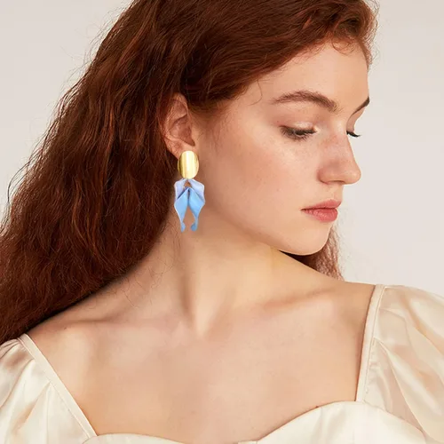Vista 4 de Aretes colgantes de resina bohemios hechos a mano con pétalos de rosa, aretes largos de acrílico escalonados, aretes de borla floral exagerados