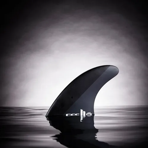 Vista 4 de FCS II Mick Fanning Neo Carbon - Tres aletas grandes de carbono, color negro y carbón, diseñadas para potencia, velocidad y respuesta rápida, ideal