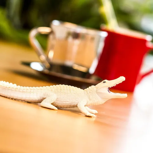 Vista 5 de Safari Ltd. Figura de cocodrilo blanco – Figura realista de vida silvestre pintada a mano de 6 pulgadas – Juguete educativo para niños, niñas