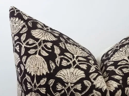 Vista 2 de Amari Funda de almohada con estampado de bloques de color negro y marrón con flores de otoño, almohada moderna de casa de campo Moody floral