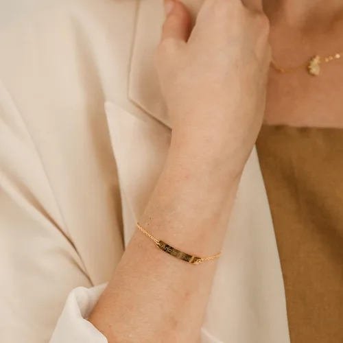 Vista 2 de Petite Boutique Pulseras de barra de identificación personalizadas con nombre de coordenadas para mujer, base chapada en plata